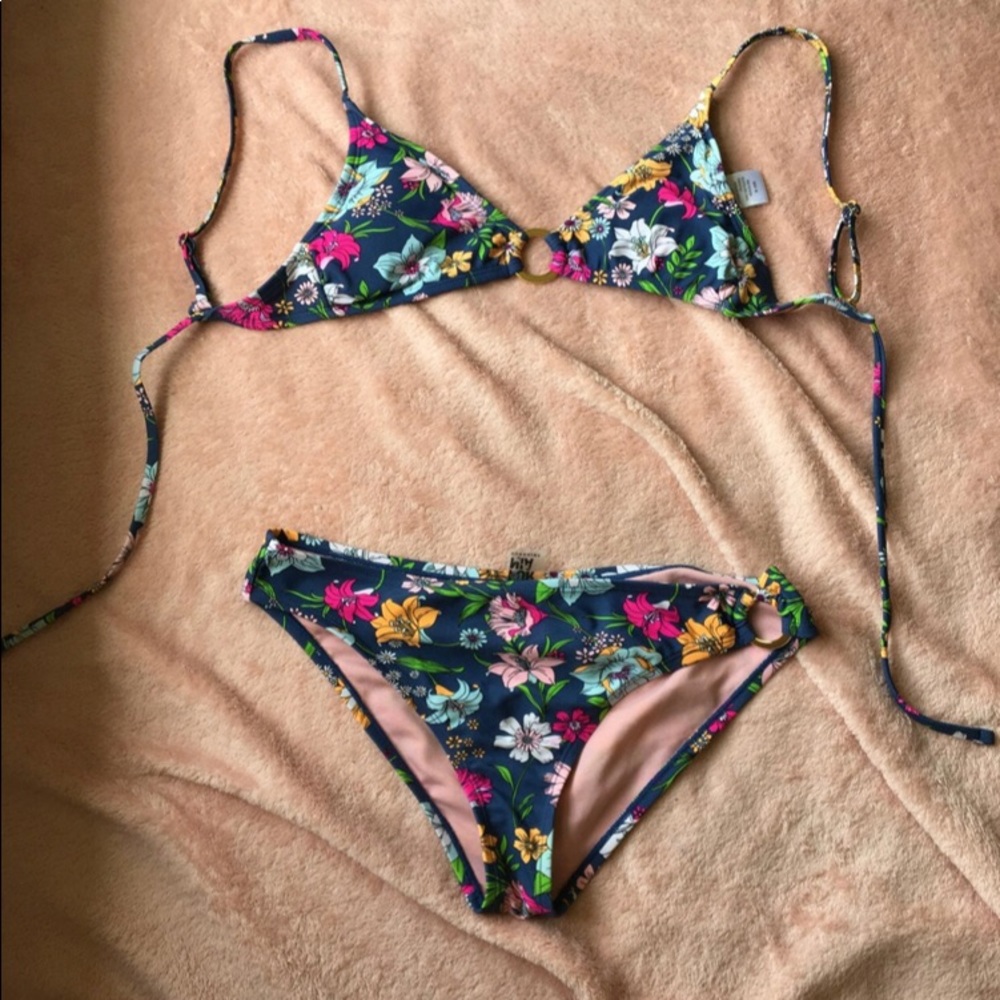 CALI FOR NAI 2-Piece Flower Swinsuit